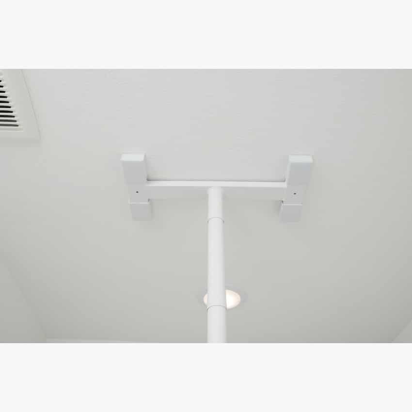 Wonder Pole takplatta monterad mot innertak | REHABgrossisten